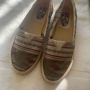Vintage shoes, strips,shape designs, brown,beige and burgundy colors. Size 6